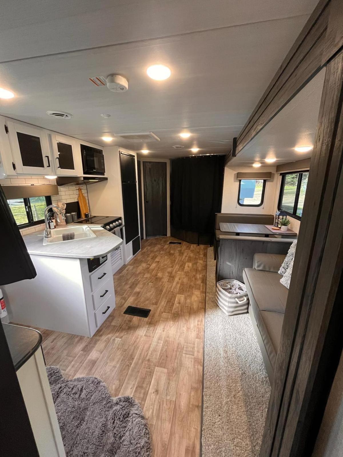 Skands Campground Christina Lake Bagian luar foto