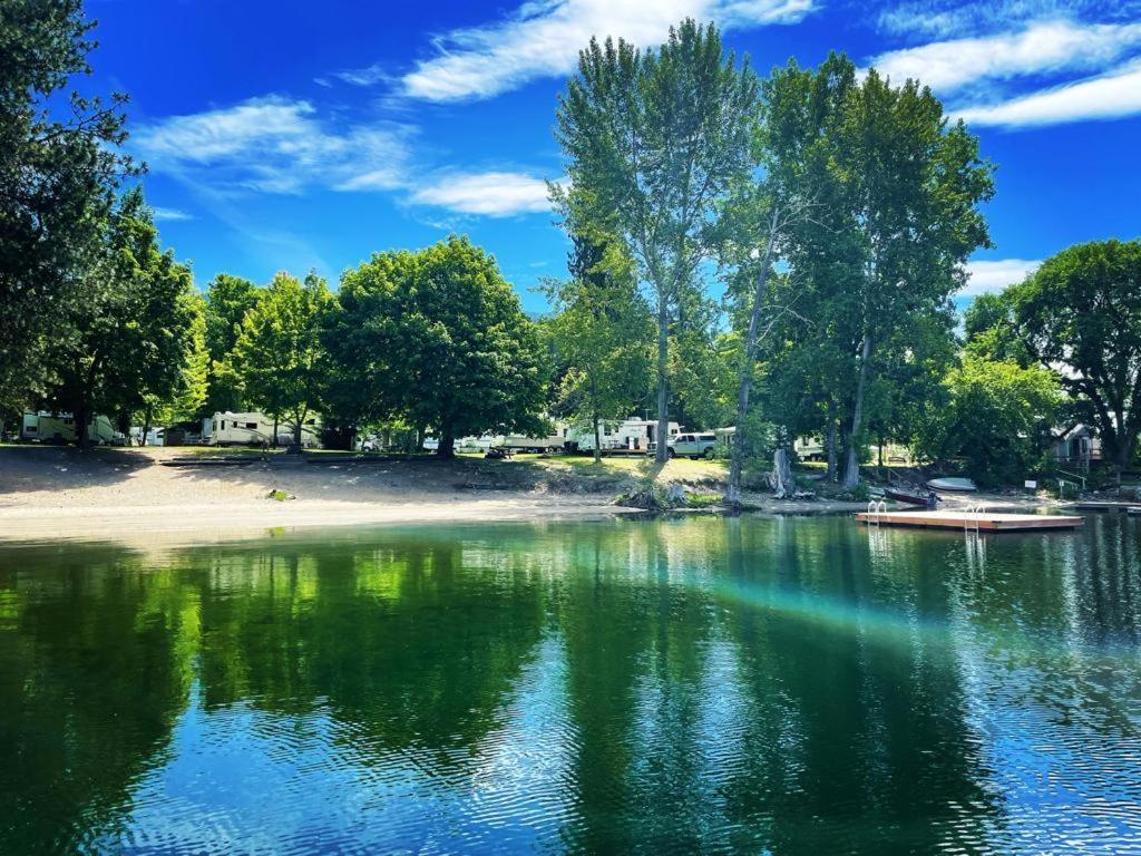 Skands Campground Christina Lake Bagian luar foto